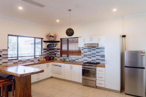 廚房, 蛇頭灣海灘度假村&酒店 (Smugglers Cove Beach Resort and Hotel) in 納迪灣