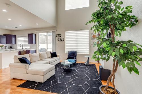Inviting Denver Home with Yard about 6 Mi to Airport! in Aurora, Vereinigte Staaten von Amerika