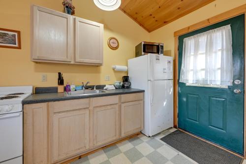 Smoky Mtn Studio Cabin with Picnic Area Pets Allowed - image 11