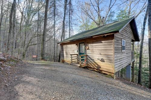 Smoky Mtn Studio Cabin with Picnic Area Pets Allowed - image 13