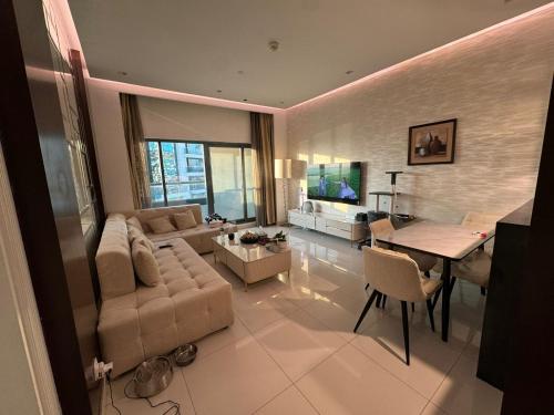 Bright and Airy 2BR Bay Retreat, Dubai (photo 2)
