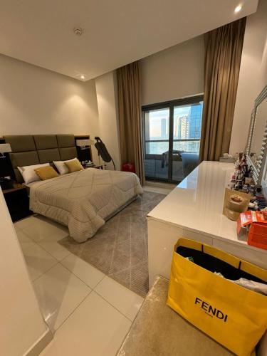 Bright and Airy 2BR Bay Retreat, Dubai (photo 5)