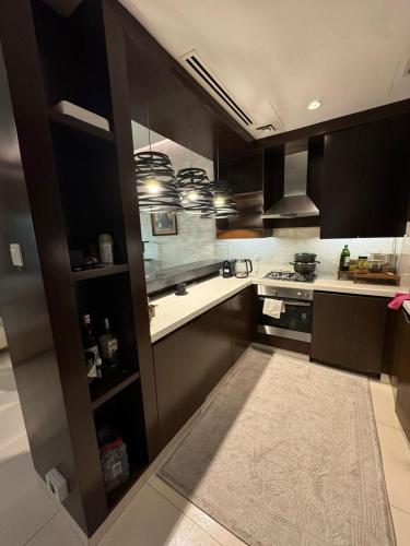 Bright and Airy 2BR Bay Retreat, Dubai (photo 6)
