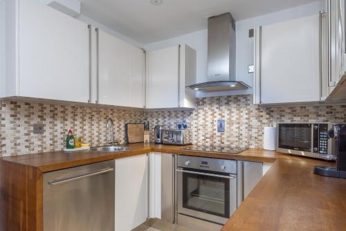 Elegant Mayfair Apartment 5 - image 6
