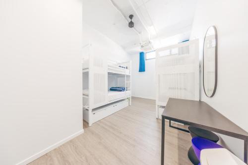 Maze Backpackers Gold Coast Room Type - 4 Bed Mixed Dorm