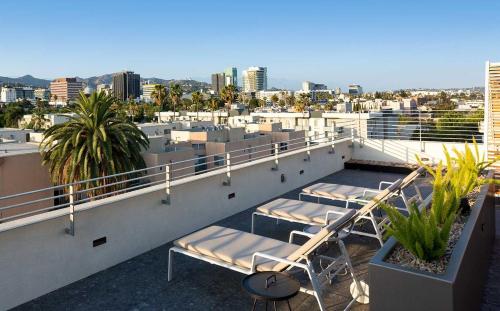 Lux 3-Bedroom in Hollywood w Parking & Balcony - Amazing Roof Deck! in Los Angeles, USA