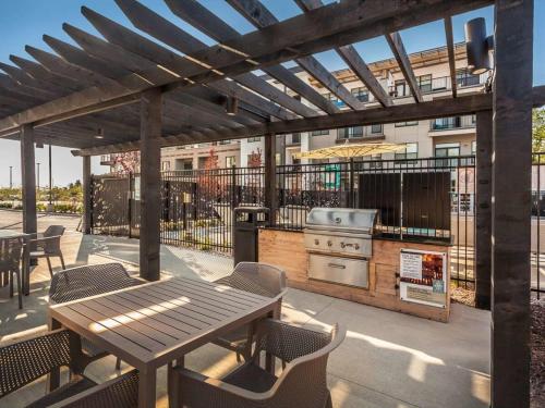 CozySuites Modern 2BR Nora Indianapolis #9 thumb 4