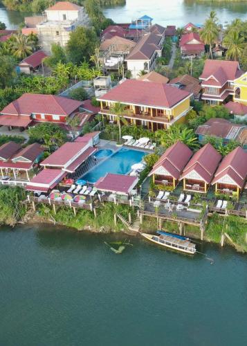 Exterior view, Golden Hotel Dondet in Muang Khong