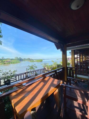 Exterior view, Golden Hotel Dondet in Muang Khong