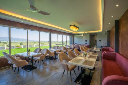 Étterem, Riverside Bliss at Sukoon - Private Ganga Ghat & Aarti in Kankhal