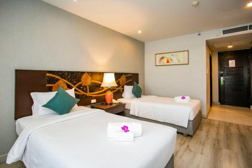 Deluxe Twin Room image 6