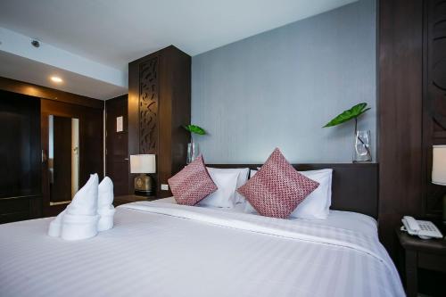 Corner Double Room image 9