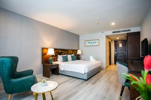 Deluxe Double Room image 6