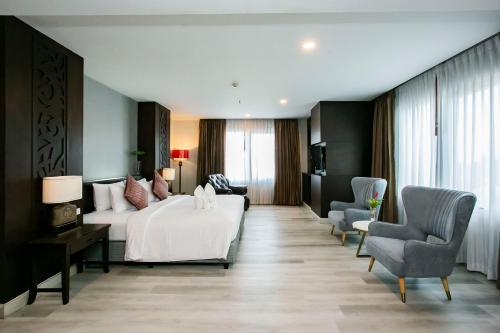 Corner Double Room image 7