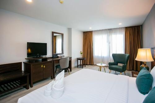 Deluxe Double Room image 5