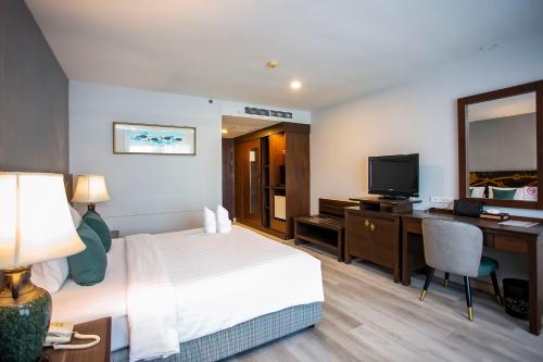 Deluxe Double Room room in Empress Pattaya Hotel