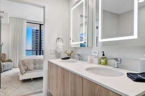 POSH Ocean View Penthouse - Heated Pool, Gym, Office! 10mins Beach thumb 2