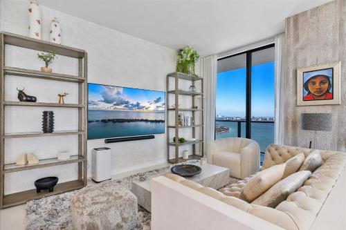 POSH Ocean View Penthouse - Heated Pool, Gym, Office! 10mins Beach detail