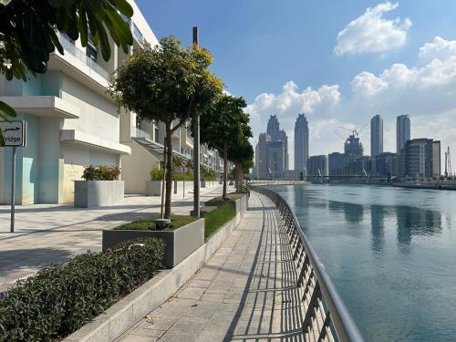 Luxury Jumeirah canal front designer stay sleeps4, Дубай