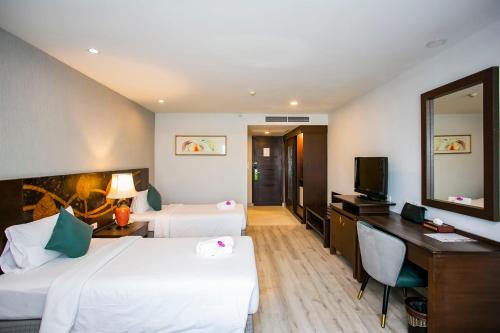 Deluxe Twin Room room in Empress Pattaya Hotel