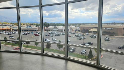 Resort style 1 King and Twin Apt w Gym Pool Hot Tub Resort style 1 King and Twin Apt w Gym Pool Hot Tub