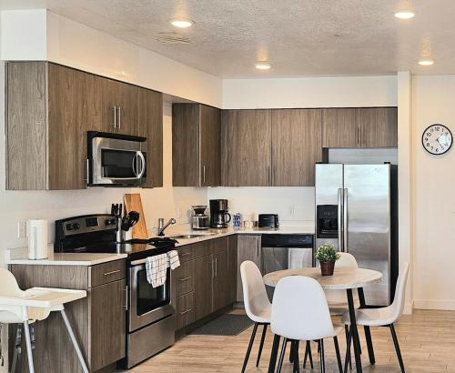 Resort style 1 King and Twin Apt w Gym Pool Hot Tub Resort style 1 King and Twin Apt w Gym Pool Hot Tub