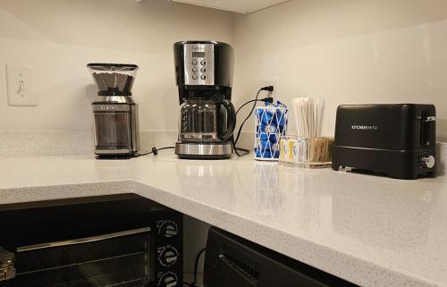 Resort style 1 King and Twin Apt w Gym Pool Hot Tub Resort style 1 King and Twin Apt w Gym Pool Hot Tub