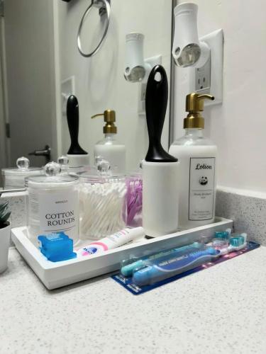 Resort style 1 King and Twin Apt w Gym Pool Hot Tub Resort style 1 King and Twin Apt w Gym Pool Hot Tub