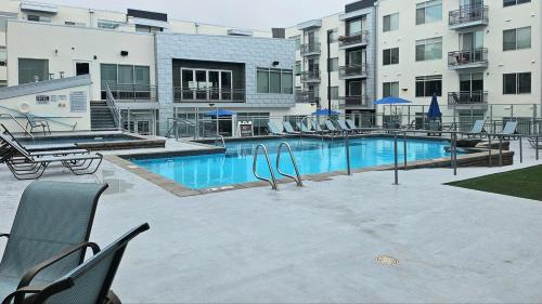 Resort style 1 King and Twin Apt w Gym Pool Hot Tub Resort style 1 King and Twin Apt w Gym Pool Hot Tub