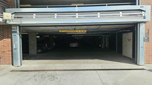 Resort style 1 King and Twin Apt w Gym Pool Hot Tub Resort style 1 King and Twin Apt w Gym Pool Hot Tub