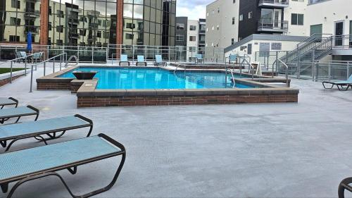 Resort style 1 King and Twin Apt w Gym Pool Hot Tub Resort style 1 King and Twin Apt w Gym Pool Hot Tub