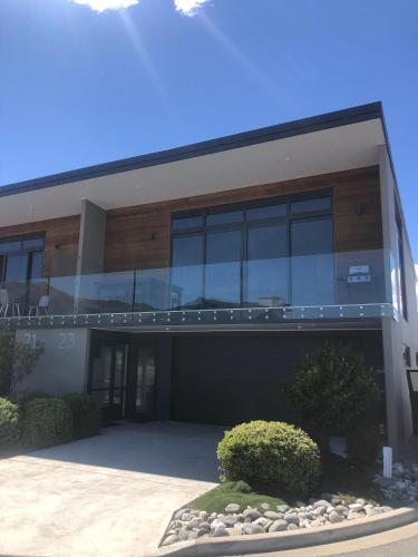 Pit Lane Luxury, Cromwell