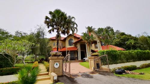 Tiara Golf Villa With Pool – khách sạn tại Bemban