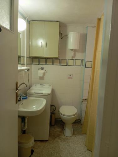 Room for 2 persons next to metro 1