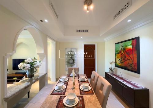Spectacular 2BR in Souk Al Bahar, Downtown with Burj & Dubai Mall view by Rich Stay, Dubaj (fotografie 3)