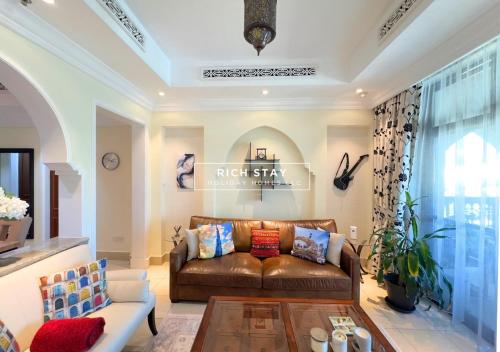 Spectacular 2BR in Souk Al Bahar, Downtown with Burj & Dubai Mall view by Rich Stay, Dubaj