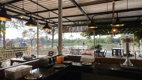 Restaurant, Ing Nam Tha Jin (Tha Jin Resort) in Si Prachan