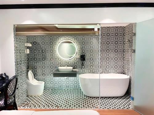 Deluxe Double Room with Bath image 10