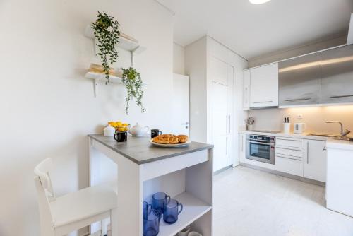 Elegant & Roomy 3-Bedroom Apartment in the Heart of Glyfada, Athens (photo 4)