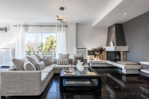 Elegant & Roomy 3-Bedroom Apartment in the Heart of Glyfada, Athens (photo 3)