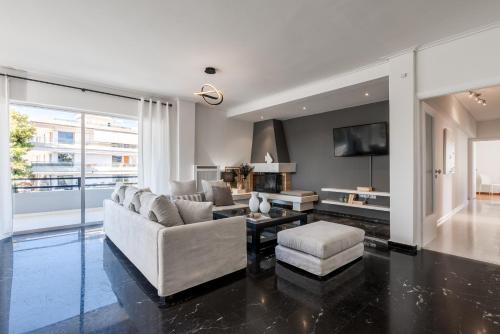 Elegant & Roomy 3-Bedroom Apartment in the Heart of Glyfada, Athens (photo 5)