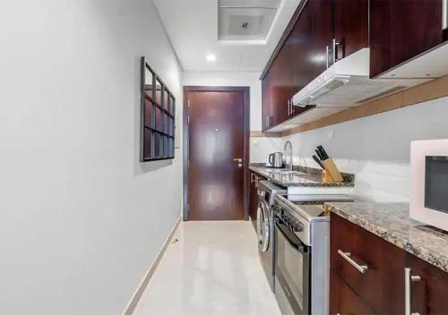 Luxury Studio Apartment With Canal View & Seaview, Dubai (photo 8)