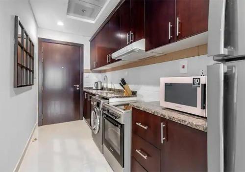 Luxury Studio Apartment With Canal View & Seaview, Dubai (photo 3)