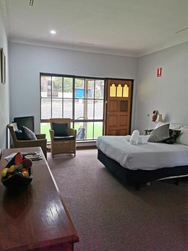 Lake Clifton Tavern and Motel in Herron