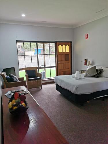 Lake Clifton Tavern and Motel in Herron