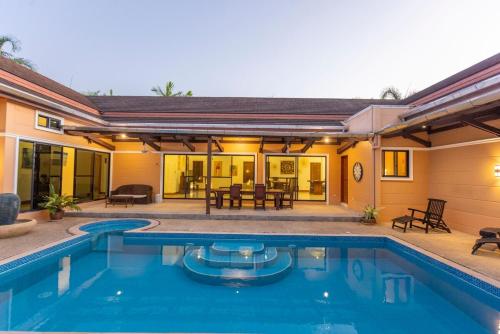 V170 4BR Timbuktu villa, Jacuzzi Walk Villa Market