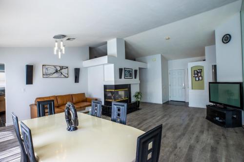Luxury 1900 SQ FT House Huge 46 FT Pool & Hot SPA detail