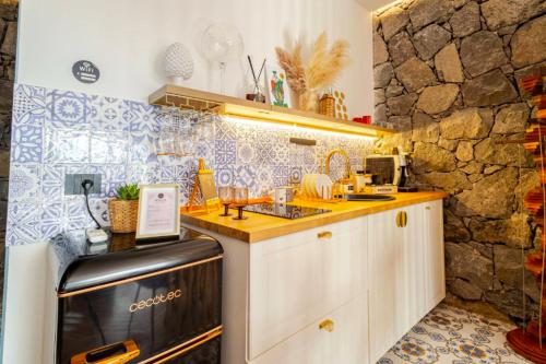 virtuve, Dolce Lava - Luxury LavaStone Suite in Valverde (Catania)