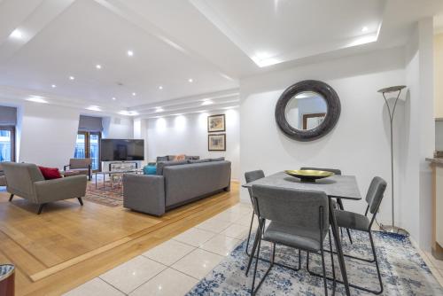 Mayfair Piccadilly Apartment - image 7