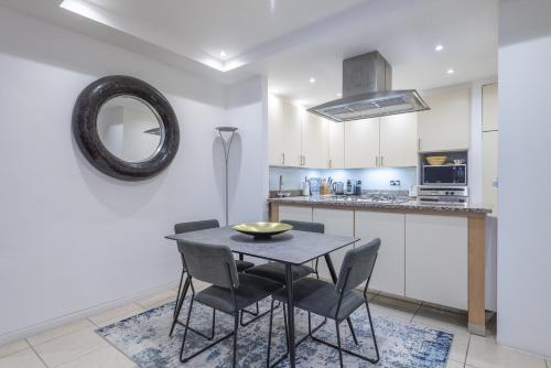 Mayfair Piccadilly Apartment - image 11